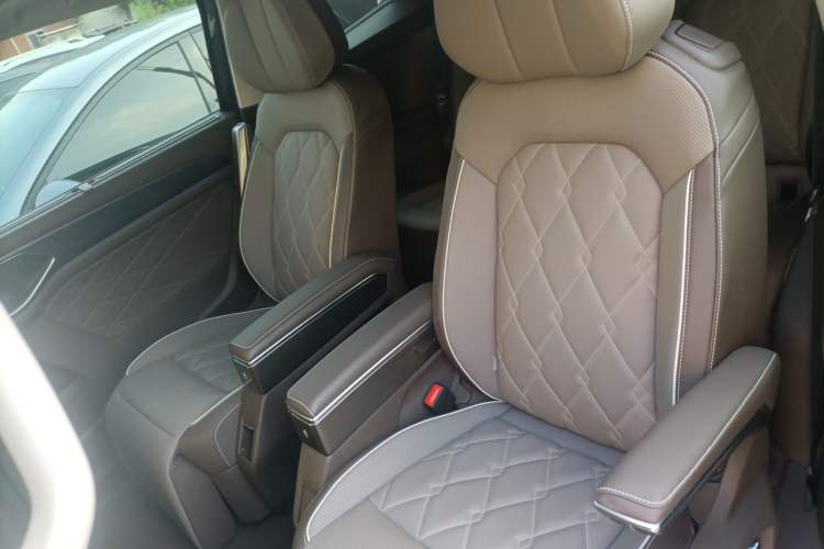 Used Volkswagen Viloran 2024 380TSI Premium Edition Left Rear Seat
