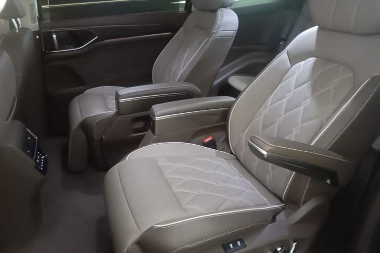 Used Volkswagen Viloran 2024 380TSI Premium Edition Left Rear Seat