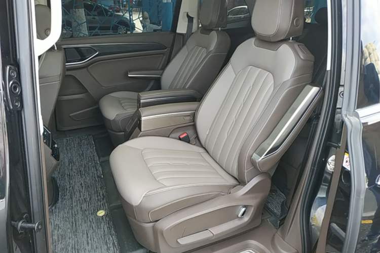 Used Volkswagen Viloran 2024 380TSI Luxury Edition Left Rear Seat