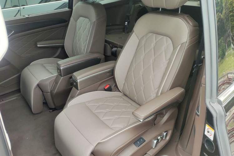 Used Volkswagen Viloran 2024 380TSI Premium Edition Left Rear Seat
