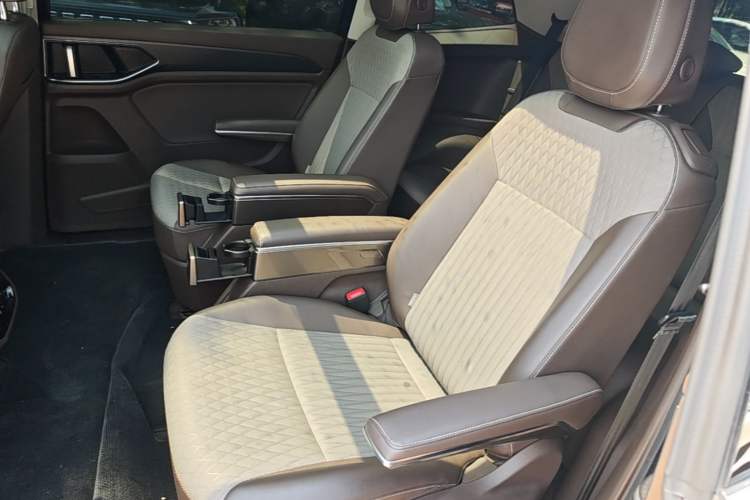 Used Volkswagen Viloran 2024 330TSI Business Edition Left Rear Seat