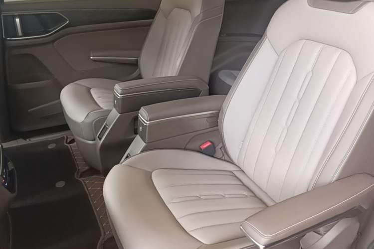 Used Volkswagen Viloran 2024 330TSI Luxury Edition Left Rear Seat