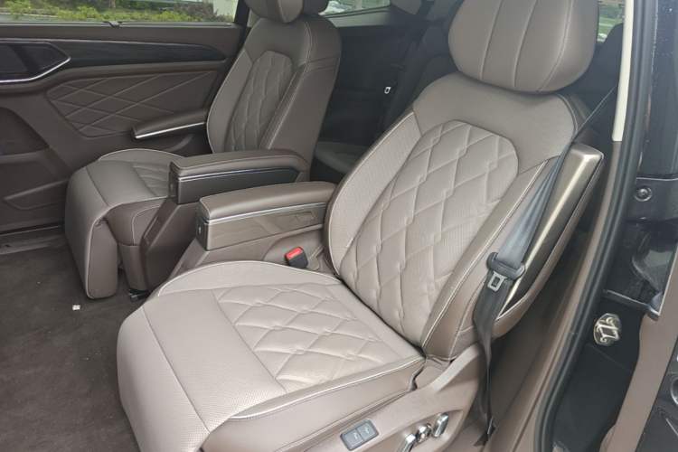 Used Volkswagen Viloran 2024 380TSI Premium Edition Left Rear Seat