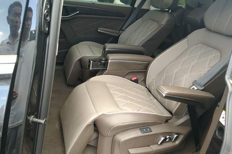 Used Volkswagen Viloran 2024 380TSI Premium Edition Left Rear Seat
