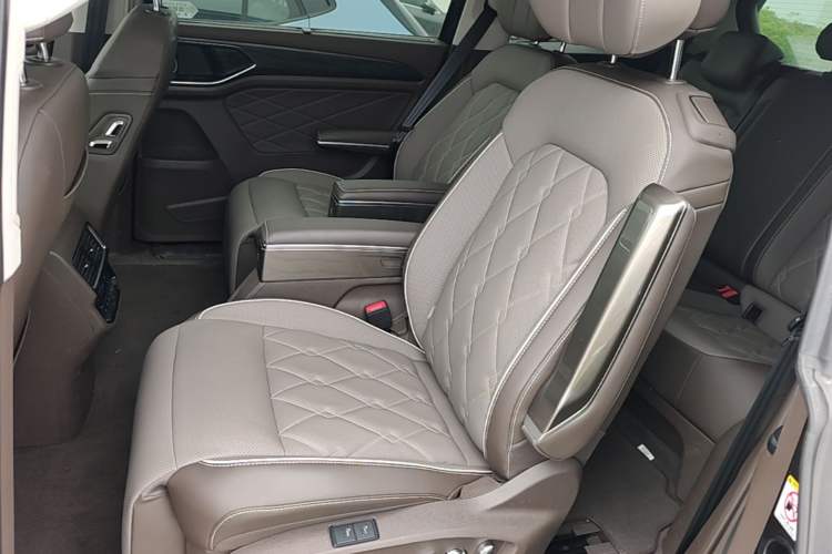 Used Volkswagen Viloran 2024 380TSI Premium Edition Left Rear Seat
