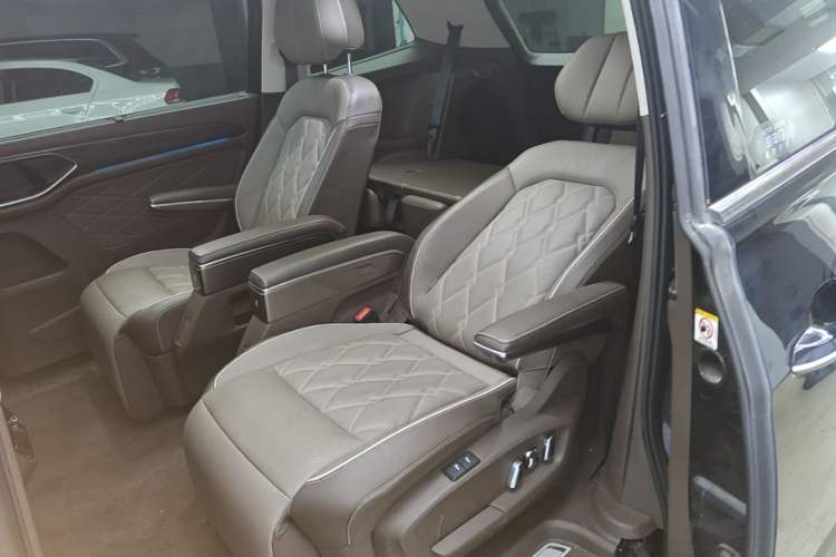 Used Volkswagen Viloran 2024 380TSI Premium Edition Left Rear Seat