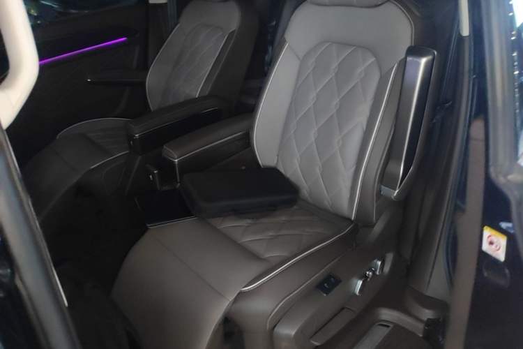 Used Volkswagen Viloran 2024 380TSI Premium Edition Left Rear Seat