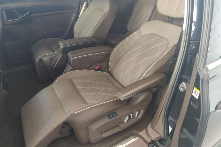 Used Volkswagen Viloran 2024 380TSI Premium Edition Left Rear Seat