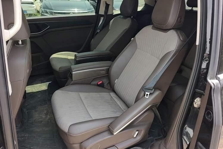 Used Volkswagen Viloran 2024 330TSI Business Edition Left Rear Seat