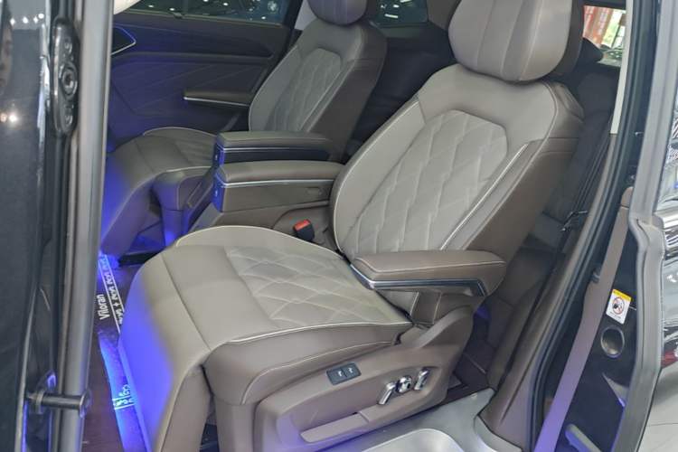 Used Volkswagen Viloran 2024 380TSI Premium Edition Left Rear Seat