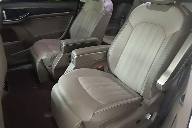 Used Volkswagen Viloran 2024 380TSI Luxury Edition Left Rear Seat