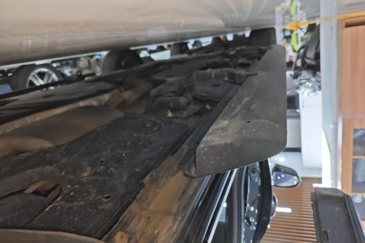 Used Volkswagen Viloran 2024 380TSI Premium Edition Left Side Sill