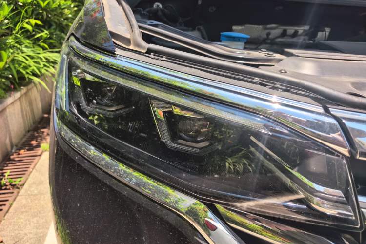 Used Volkswagen Viloran 2024 380TSI Premium Edition Right Front Headlight
