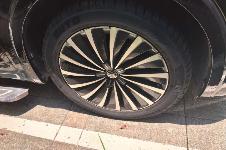 Used Volkswagen Viloran 2024 380TSI Premium Edition Right Front Wheel Hub