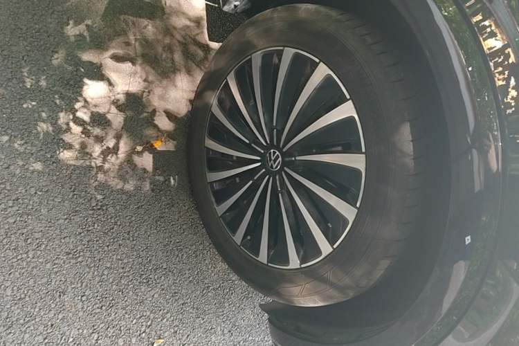 Used Volkswagen Viloran 2024 380TSI Premium Edition Right Front Wheel Hub