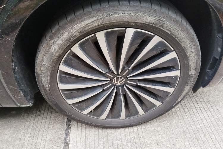 Used Volkswagen Viloran 2024 380TSI Premium Edition Right Front Wheel Hub
