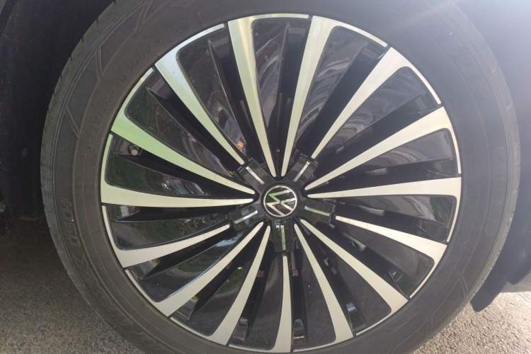 Used Volkswagen Viloran 2024 380TSI Premium Edition Right Front Wheel Hub
