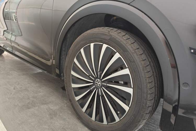Used Volkswagen Viloran 2024 380TSI Premium Edition Right Front Wheel Hub