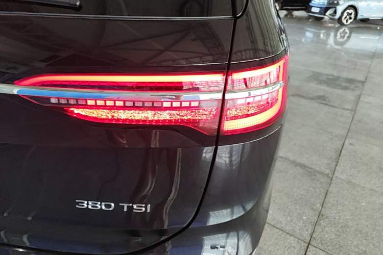 Used Volkswagen Viloran 2024 380TSI Premium Edition Right Rear Taillight