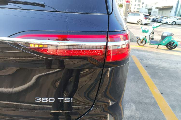 Used Volkswagen Viloran 2024 380TSI Premium Edition Right Rear Taillight