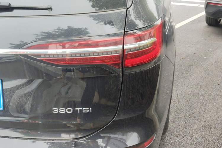 Used Volkswagen Viloran 2024 380TSI Luxury Edition Right Rear Taillight
