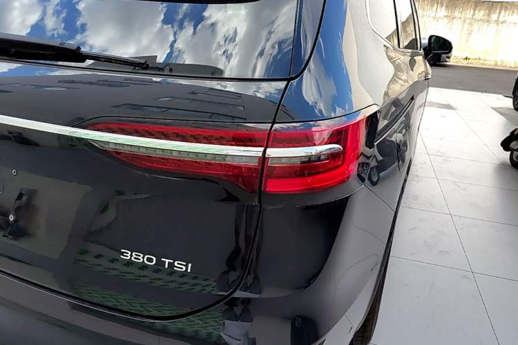 Used Volkswagen Viloran 2024 380TSI Premium Edition Right Rear Taillight