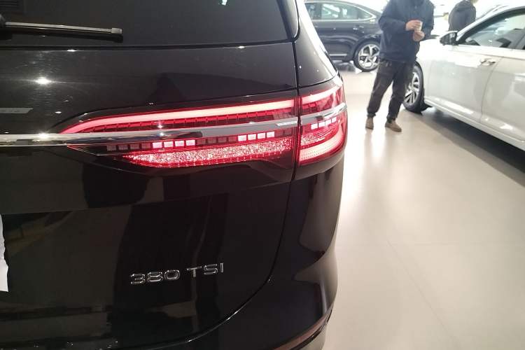 Used Volkswagen Viloran 2024 380TSI Premium Edition Right Rear Taillight