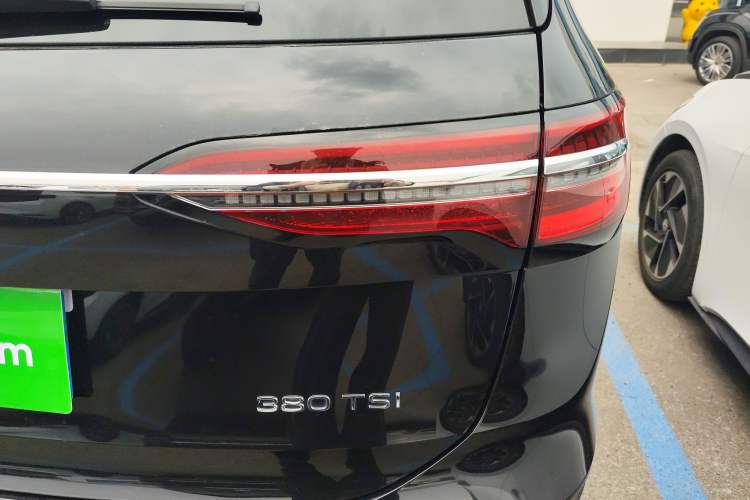 Used Volkswagen Viloran 2024 380TSI Premium Edition Right Rear Taillight