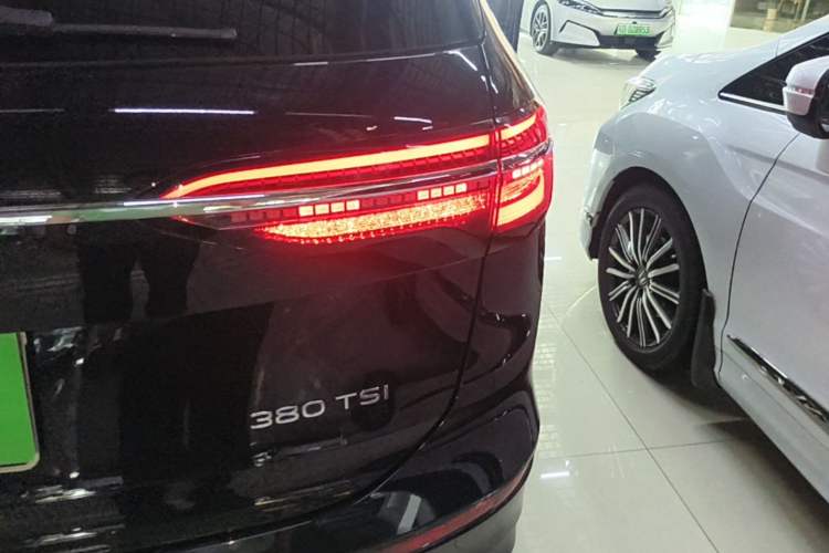 Used Volkswagen Viloran 2024 380TSI Premium Edition Right Rear Taillight