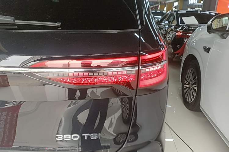 Used Volkswagen Viloran 2024 380TSI Premium Edition Right Rear Taillight