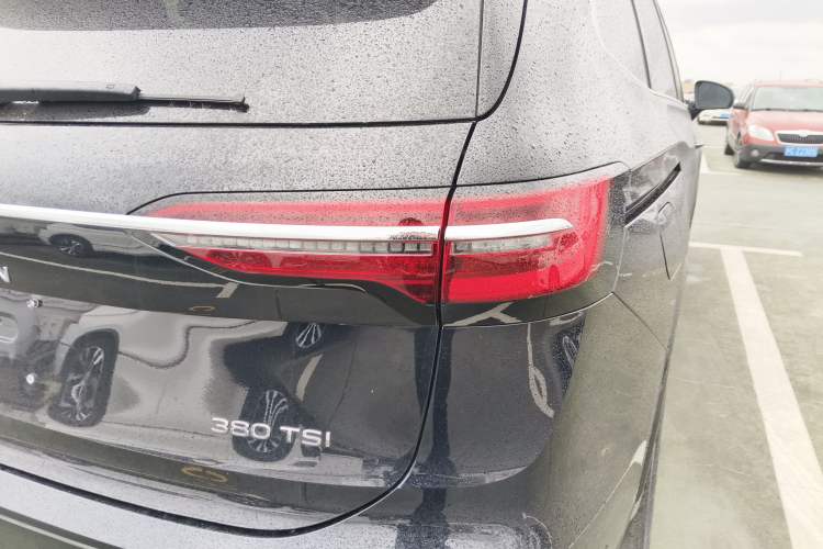 Used Volkswagen Viloran 2024 380TSI Premium Edition Right Rear Taillight