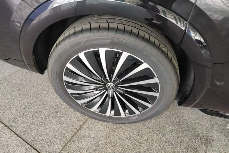 Used Volkswagen Viloran 2024 380TSI Premium Edition Right Rear Wheel Hub