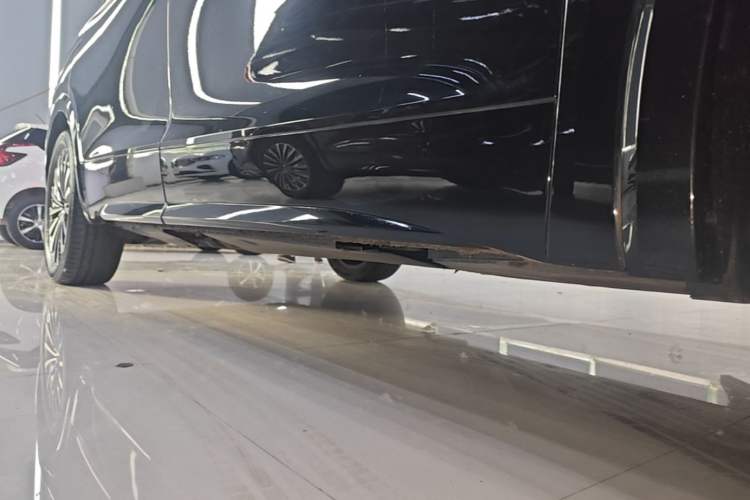 Used Volkswagen Viloran 2024 380TSI Premium Edition Right Side Sill