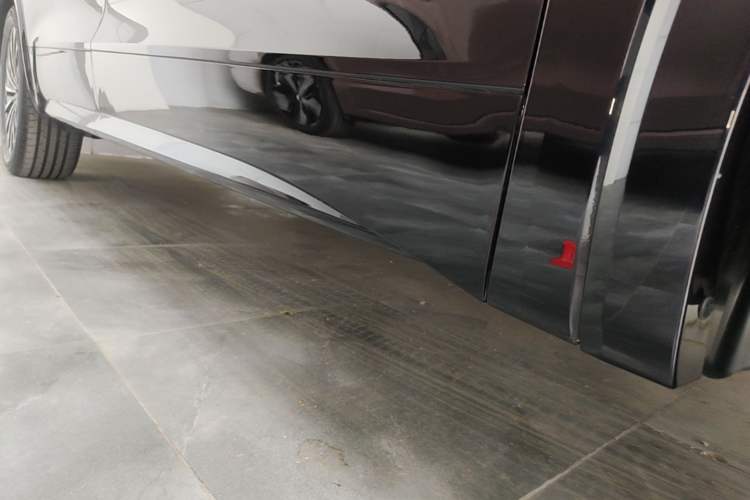 Used Volkswagen Viloran 2024 380TSI Premium Edition Right Side Sill