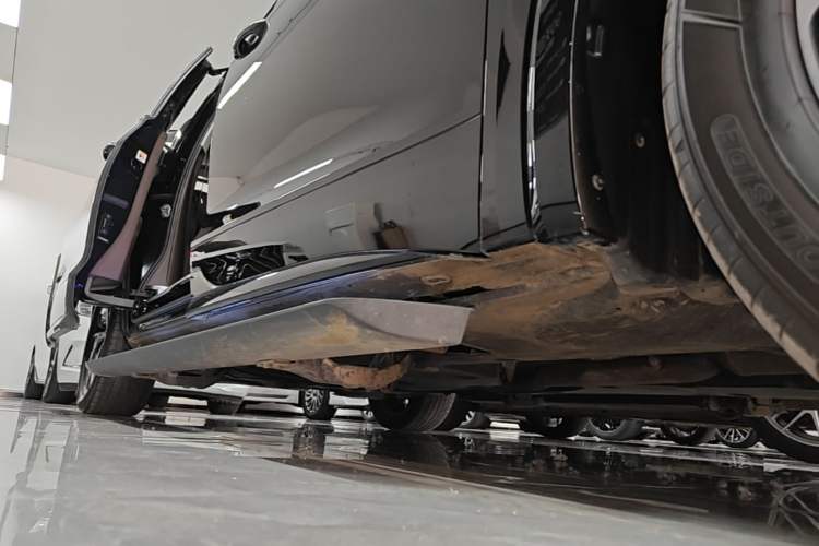 Used Volkswagen Viloran 2024 380TSI Luxury Edition Right Side Sill