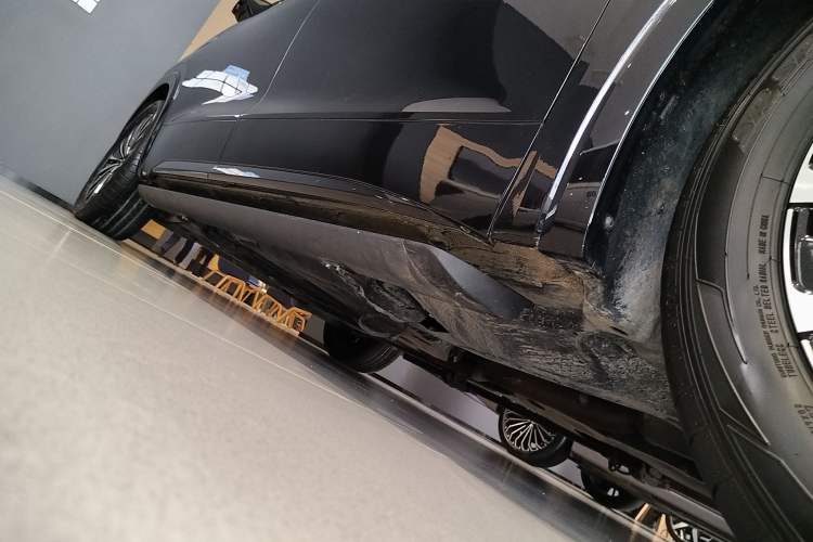 Used Volkswagen Viloran 2024 380TSI Premium Edition Right Side Sill