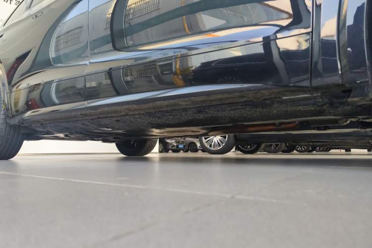 Used Volkswagen Viloran 2024 380TSI Premium Edition Right Side Sill