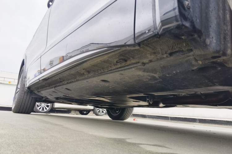 Used Volkswagen Viloran 2024 380TSI Premium Edition Right Side Sill