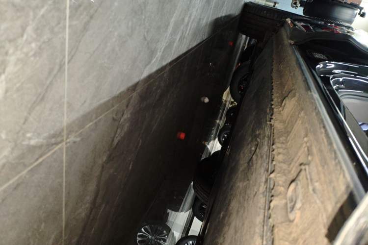 Used Volkswagen Viloran 2024 380TSI Premium Edition Right Side Sill