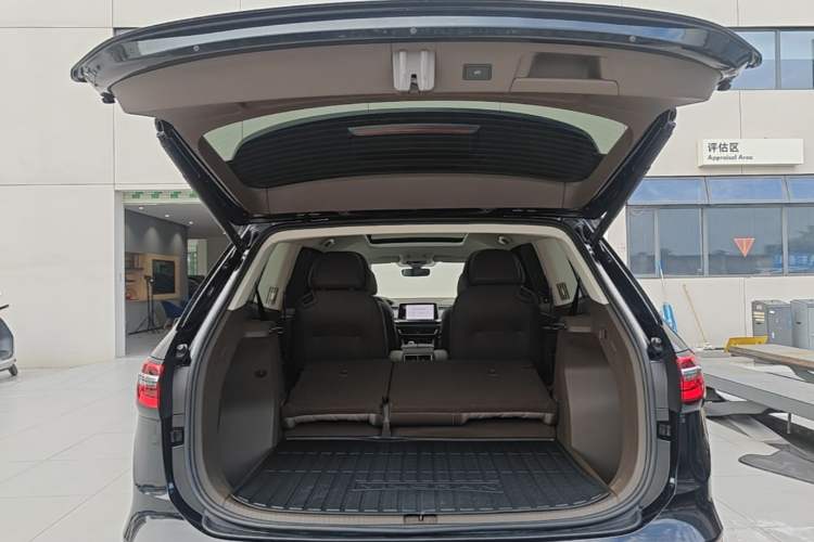 Used Volkswagen Viloran 2024 380TSI Premium Edition Trunk