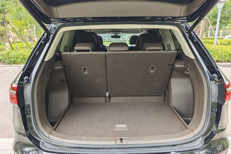 Used Volkswagen Viloran 2024 380TSI Premium Edition Trunk