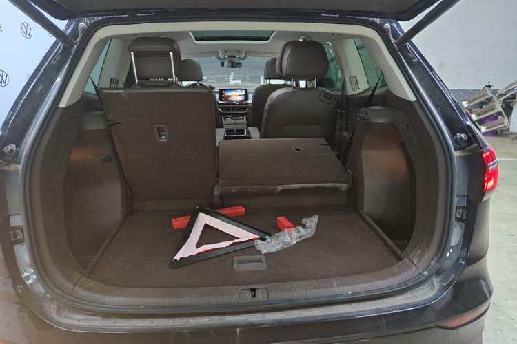 Used Volkswagen Viloran 2024 380TSI Premium Edition Trunk