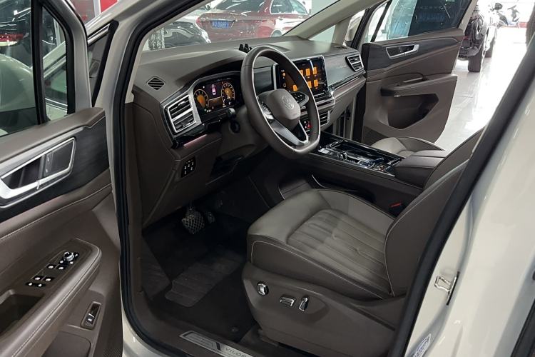 Used Volkswagen Viloran 2024 330TSI Luxury Edition Interior 2