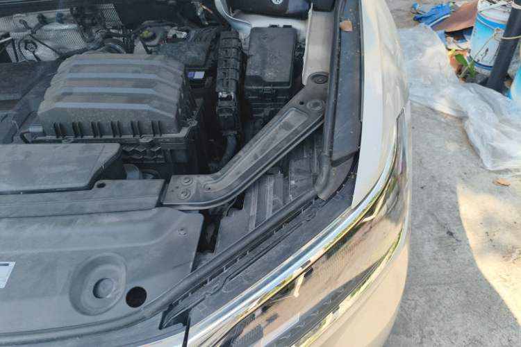 Used Volkswagen Viloran 2024 330TSI Luxury Edition Engine Bay Left
