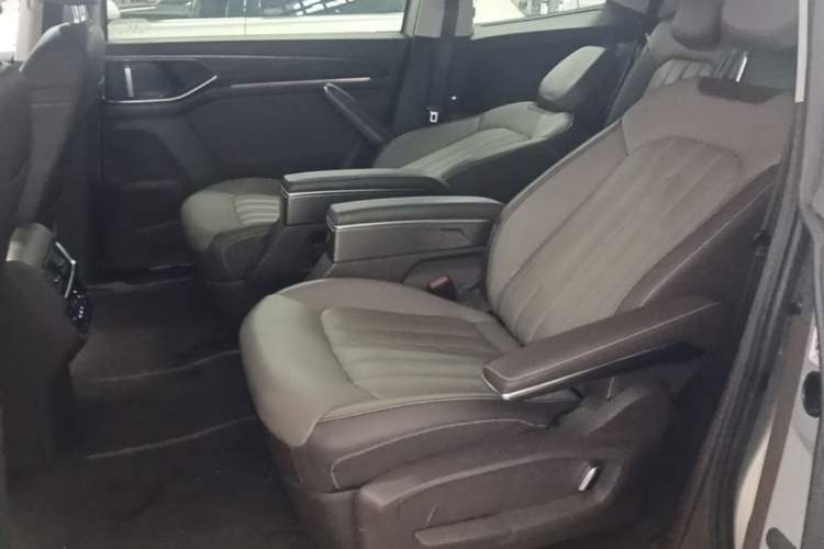Used Volkswagen Viloran 2024 330TSI Luxury Edition Left Rear Seat