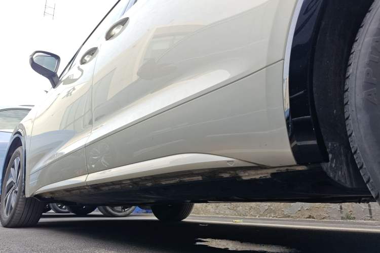 Used Volkswagen Viloran 2024 330TSI Luxury Edition Left Side Sill