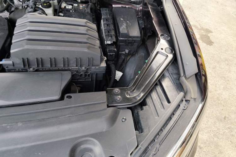 Used Volkswagen Viloran 2024 330TSI Luxury Edition Engine Bay Left