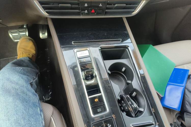 Used Volkswagen Viloran 2024 380TSI Premium Edition Gear Lever