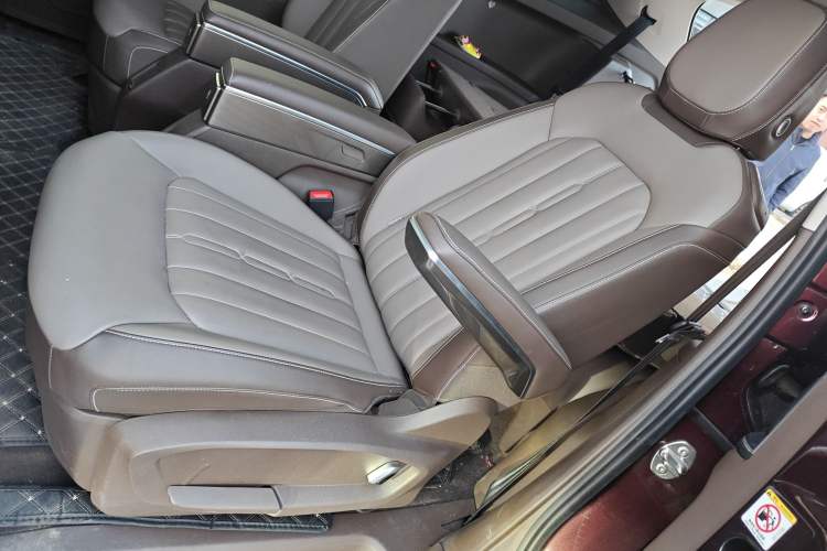 Used Volkswagen Viloran 2024 380TSI Luxury Edition Left Rear Seat