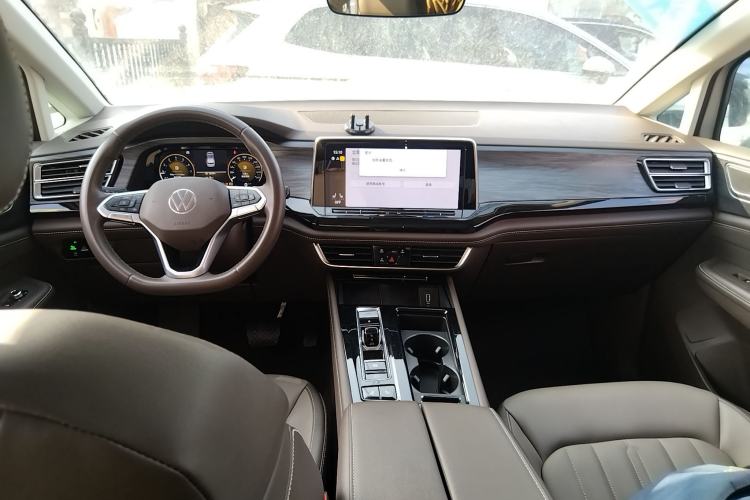 Used Volkswagen Viloran 2024 330TSI Luxury Edition Center Console